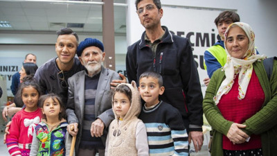 Josef'ten Mersin'deki depremzeledere ziyaret