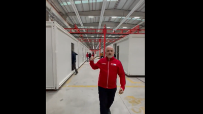 Kızılay Başkanı Rönesans Holding için yapılan konteynerleri depremzedeler için üretilmiş gibi görüntü çekti