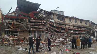 İnsanlar can derdinde Avrupa mülteci anlaşması peşinde. Depremden etkilenen Suriyelilerin Türkiye'de kalmasını istediler