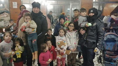 Polis, depremzede çocukları eğlendirdi