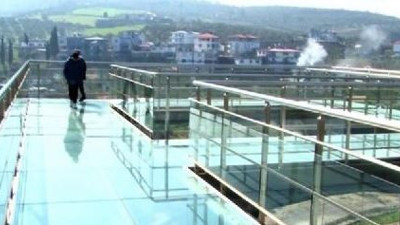 Cam teras depremi hasarsız atlattı