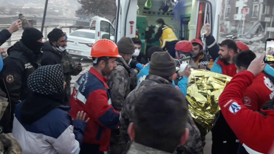 Antakya'da 182'nci saatte gelen mucize... Eyüp ve Harun isimli kardeşler ile Kaan enkazdan sağ çıkarıldı