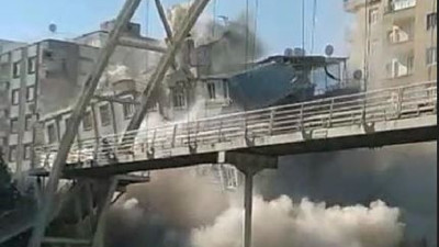 Yıkımı yapılan 9 katlı bina çöktü. O anlar kamerada