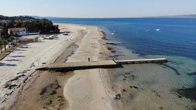 Çanakkale'de deniz 20 metre çekildi. İskele karada kaldı
