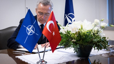 Stoltenberg, Türkiye içine taziye defteri imzaladı