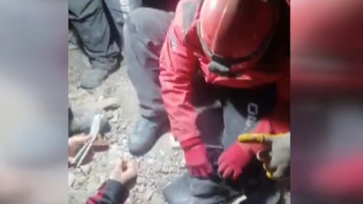 Enkazda bulunan 500 bin lira değerindeki döviz ve ziynet eşyaları sahibine teslim edildi