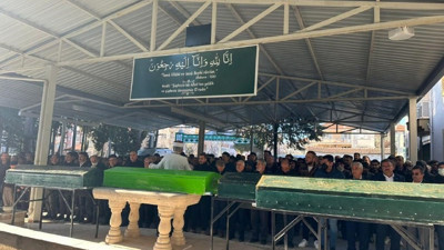 Depremde hayatını kaybeden anne ve 3 çocuğu toprağa verildi