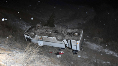 Depremden dönen ekibinin midibüsü devrildi 13 yaralı