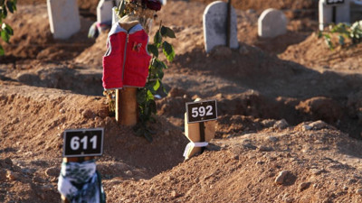 Depremde ölenlerin mezarlığında yürek yakan fotoğraflar