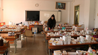 Sınıf depremzedeler için eczaneye dönüştürüldü. Yaşasın iyi insanlar