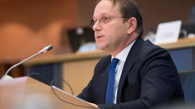 AB yetkilisi mikrofonu açık kalınca fena yakalandı. Ağzından çıkanlar herkesi şoke etti