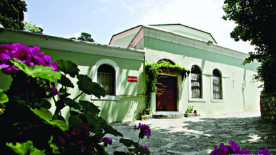 Alevi dergahının deprem bölgesine gidecek yardım tırına saldırı. Tır yüklenirken saldırdılar