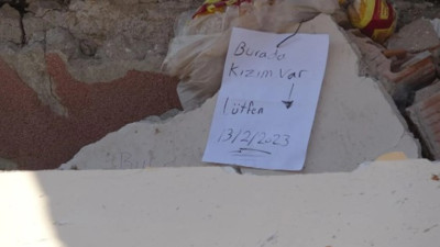 Yıkılan binanın enkazında duygulandıran not