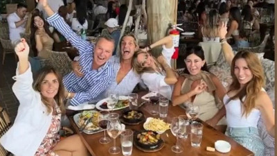 Yandaşlar Suzan Sabancı'nın fotoğrafını topa tuttular. Numan Kurtulmuş'a ses çıkarmadılar. Oysa ikisi de saygısızlık