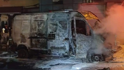 Küçükçekmece’de park halindeki araç alev topuna döndü (16 Şubat 2023)