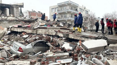 Babasının enkazda bulduğu telefonundaki son sipariş yürekleri burktu. Genç kız paylaşımı ile herkesi ağlattı