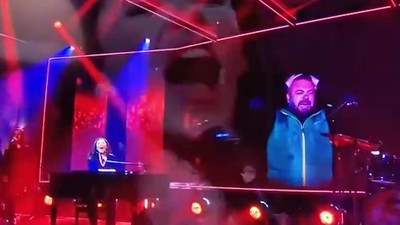 Depremde yakınlarını kaybeden şarkıcı Karsu söyledi Hollanda televizyonları canlı yayınladı. ''Gönlüm hep seni arıyor neredesin sen''