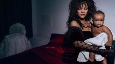 Ünlü şarkıcı Rihanna bebeği ile poz verdi
