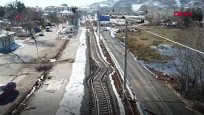 Nedeni sıvılaşma olarak açıklandı. Deprem rayları bu hale getirdi.