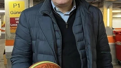 Ekrem Memnun, şampiyonluk topunu yardım için bağışladı