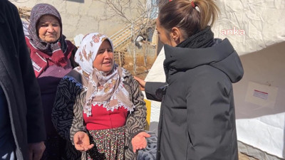 Depremzede: Kaymakam geldi bizimle alay etti. Bu nasıl insanlık. Ortası ve arkası çökmüş eve az hasarlı dediler