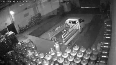 Deprem gecesi yüzlerce tüp böyle devrildi