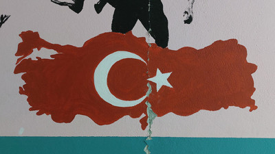 Duvardaki çatlak 'Hatay'a denk geldi