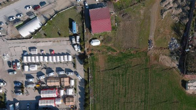 Fay hattı üzerine inşa edilen hastanenin bahçesinde yarıklar sebebiyle 4 ambulans mahsur kaldı