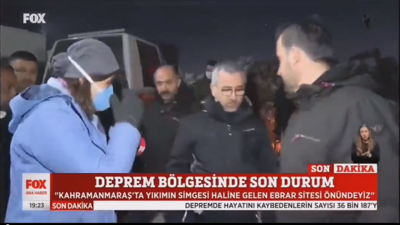 Korumaları soru sormak isteyen muhabiri ve ‘4 enkazım var’ diyen vatandaşı itekledi. AKP'li başkana tepki yağdı