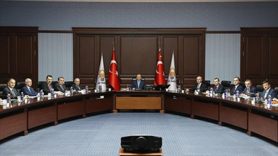 Erdoğan’ın gözde müteahhidinin deprem sonrası AKP MYK’ya katıldığı ortaya çıktı. Toplantıda ‘bağış talimatı' almış