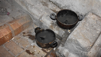 Isınmak için tencerede kömür yaktılar