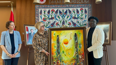 Senegalli ressam, depremzedeler için bir eserini bağışladı