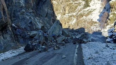 Artvin'de heyelan nedeniyle Artvin-Şavşat karayolu ulaşıma kapandı