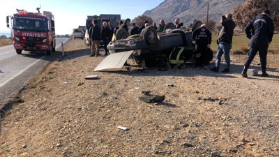 Lastiği patlayan otomobil kontrolden çıktı: 2 yaralı (17 Şubat 2023)