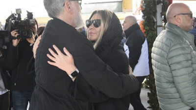 Selen Görgüzel eski eşi Hamdi Alkan'ı acı gününde yalnız bırakmadı. Anneye son görev