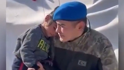 Depremzede çocuk Mehmetçiğin omzunda uyudu. Bir dağın bağrına yaslanıyormuş gibi...