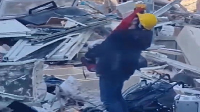 Enkazdan yavrusunun kıyafetlerini çıkardı, kokladı, ağladı feryat etti. Bu acının tarifi yok