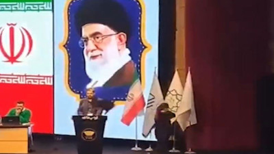 İranlı kadın yüzlerce kişinin önünde başörtüsünü böyle fırlattı