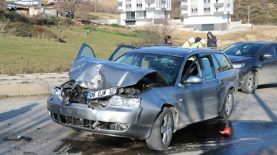 Otomobil iş makinesine çarptı: 1 yaralı