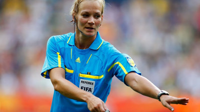 Niemeyer'e pembe kart gösteren kadın hakem Bundesliga'da