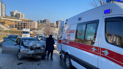 İş makinesine çarpan otomobilin sürücüsü yaralandı