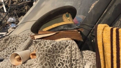 Kim bilir hangi mutlu günlerde takmıştı o şerefli şapkayı?