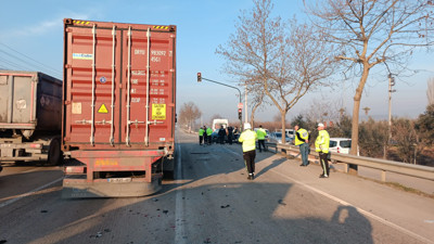 Bursa'da tıra çarpan otomobilin sürücüsü hayatını kaybetti
