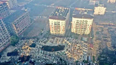 Kolan kesenlere takipsizlik kararı verenin ve kayıtsız kalan belediyenin hiç mi suçu yok şimdi. Rezidansın kolanları anaokulu yapılacak diye kesildiği ortaya çıktı
