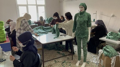 Depremzedeler için kıyafet dikiyorlar