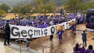 Japon taraftarlar Hiroşima'da Türkçe pankart açtı: Geçmiş olsun Türkiye