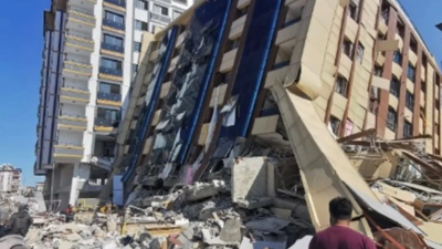 ‘Reisin dava adamıyım’ diyen müteahhit malzemeden çalmış. Çok sayıda kişinin can verdiği sitede kolonların kesildiği ortaya çıktı