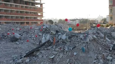Depremde hayatını kaybeden çocuklar için anaokulu enkazına balon bağladılar