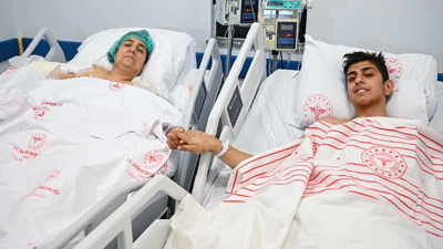 Kucak kucağa kurtarılmayı bekleyen anne ve oğlu, İzmir'deki hastanede kavuştu. Enkaz altında 72 saat kaldılar