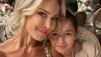 Ayşegül Yıldız kızı Elif Ada'yla birlikte başörtülü poz verdi. Sosyal medyadan Yorum yağdı